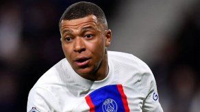 Kylian Mbappé hace las pases con el PSG y vuelve a entrenar