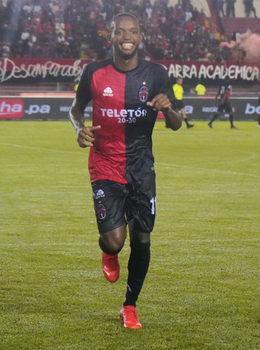 Luis Zúñiga LPF- Jugador de Sporting SM