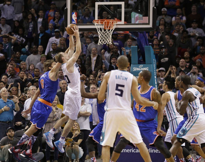 Zeller encesta tiro clave en triunfo de Hornets sobre Knicks
