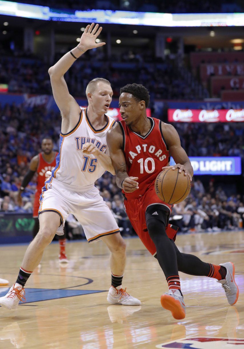 DeRozan anota 37, Raptors vencen de visita 112-102 a OKC