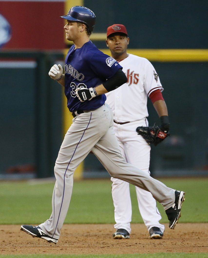 Jonrón de Morneau remolca 3, en triunfo de Rockies