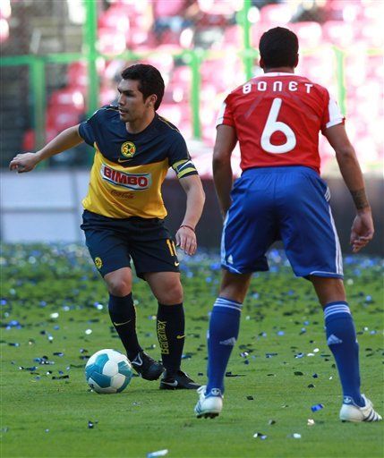 Paraguayo Cabañas recibe homenaje en México