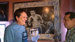 Roberto Durán recibe histórica pesa romana