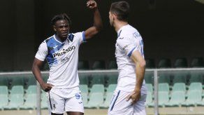 Zapata y un Atalanta distinto vencen 2-0 a Verona