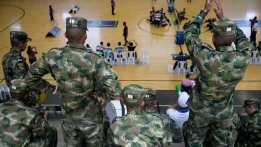 Militares amputados ganan un campeonato de vóleibol sentado en Colombia
