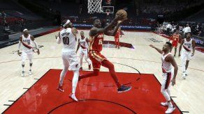 Lillard ayuda a Blazers a imponerse 112-106 sobre los Hawks
