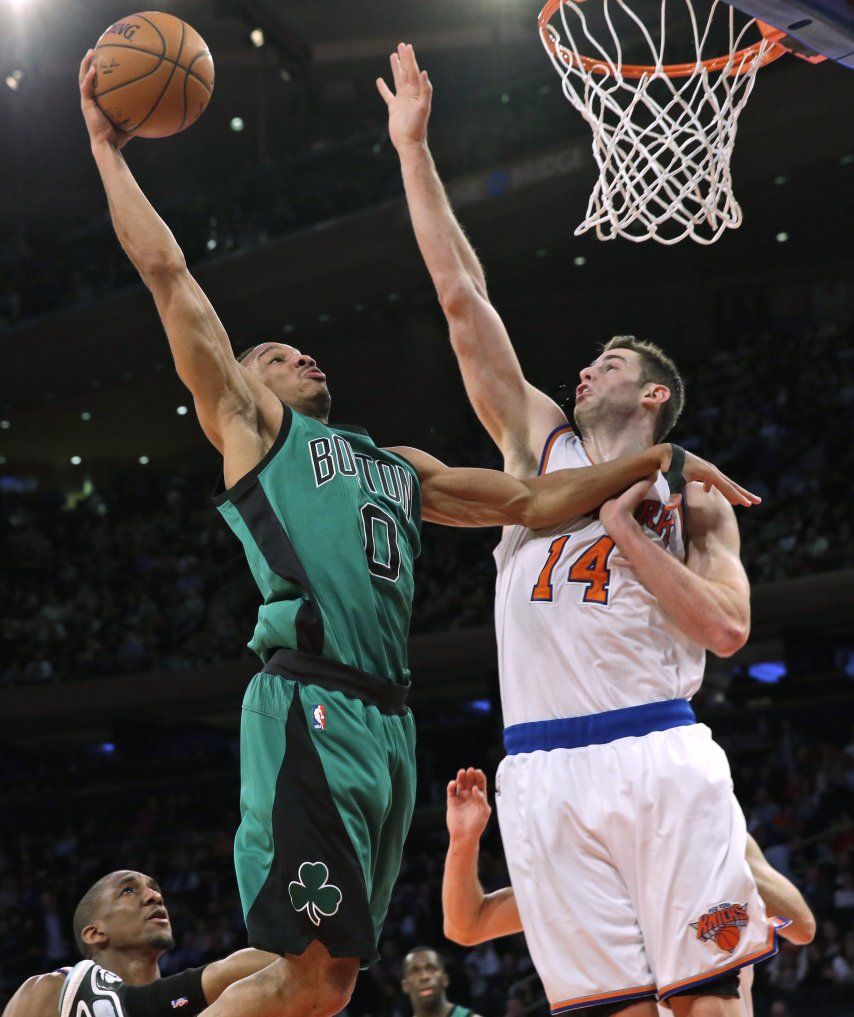 Con cambio de alineación, Celtics vencen a Knicks