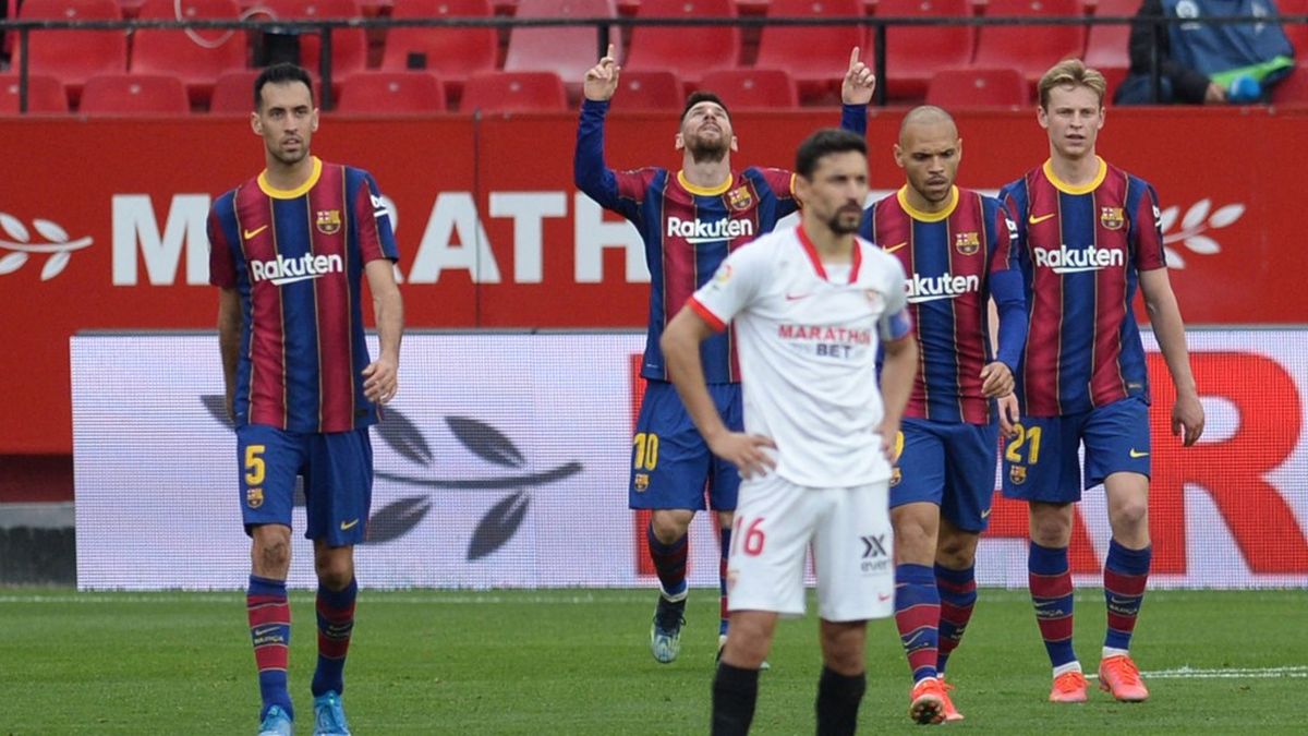 Barcelona gana en Sevilla y adelanta al Real Madrid