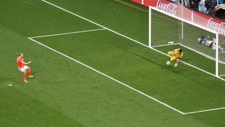 Dos jugadores se negaron a tirar el primer penal de Holanda, dice Van Gaal