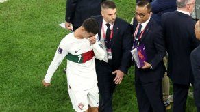 Momento en que Cristiano Ronaldo abandonó la cancha del Al Thumama Stadium.
