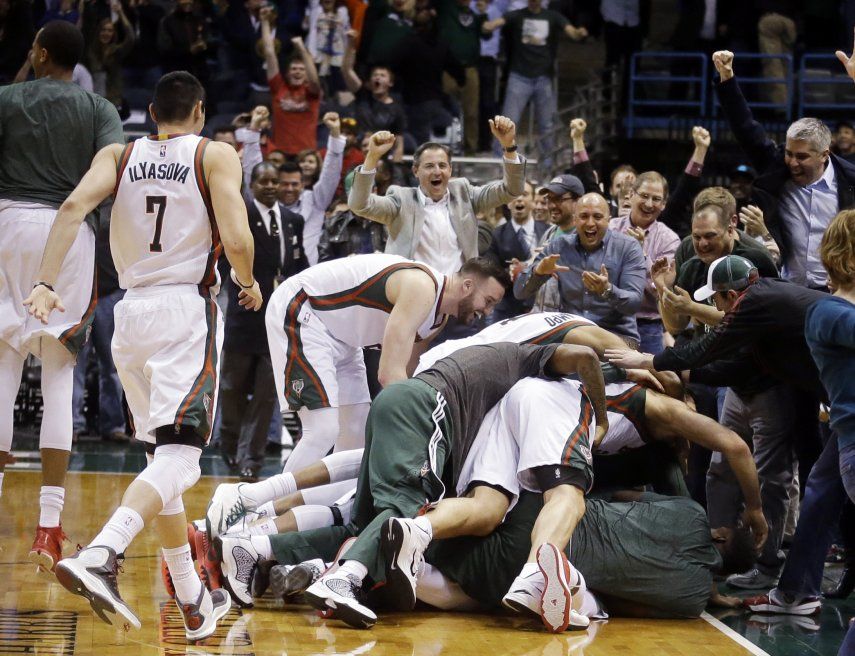 Triple agónico de Middleton da triunfo a Bucks
