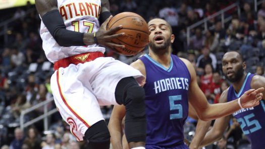 Bazemore anota 19 y Hawks superan a Hornets