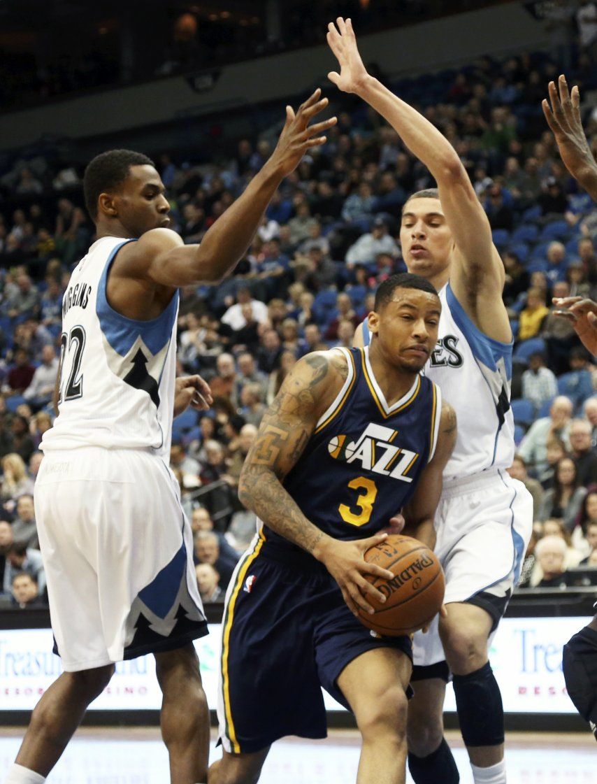 Burke recupera puntería y Jazz vence a Wolves