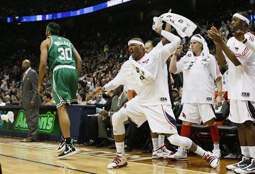 Hawks barren a Celtics en la temporada por 1ra vez en 11 años