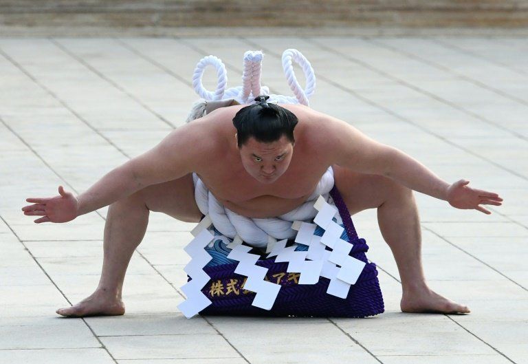 Reprenden a campeón de sumo en Japón por impulsar al público a batir palmas