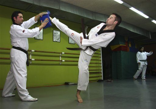 Discapacitado gana medalla en un campeonato de taekwondo