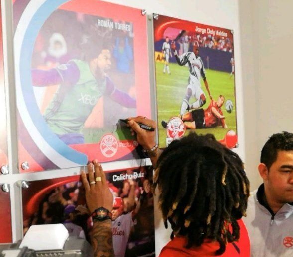 Homenaje para Román Torres de un gol para la historia