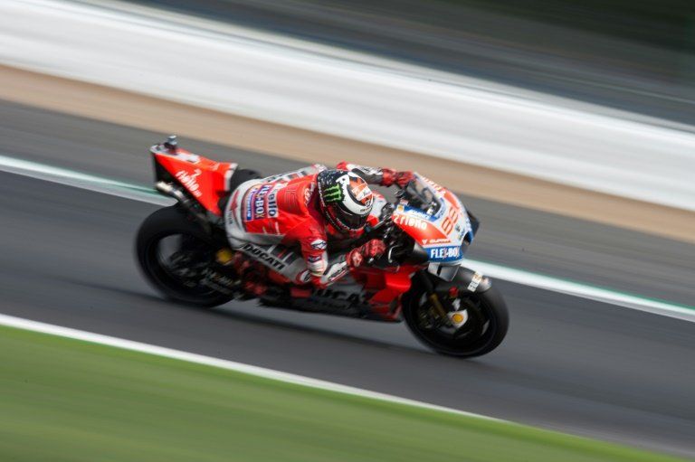 Lorenzo se lleva la pole sobre mojado en Silverstone