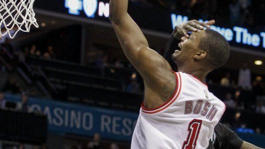 Whiteside aporta triple doble; Heat vence a Hornets