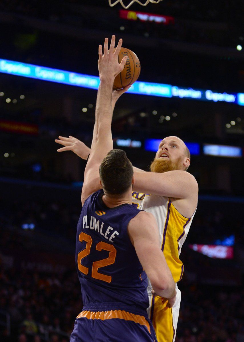 Kaman ayuda a que Lakers sorprendan a Suns