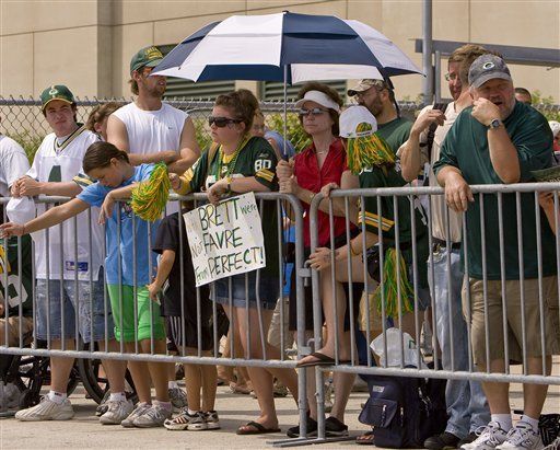 Aficionados no logran ver a Favre en Green Bay