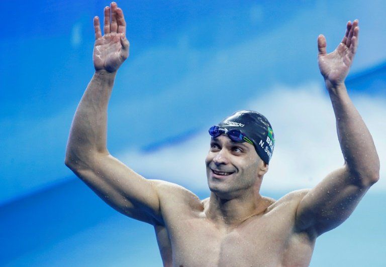 Nadador brasileño Santos consigue el oro y un récord en 50m mariposa