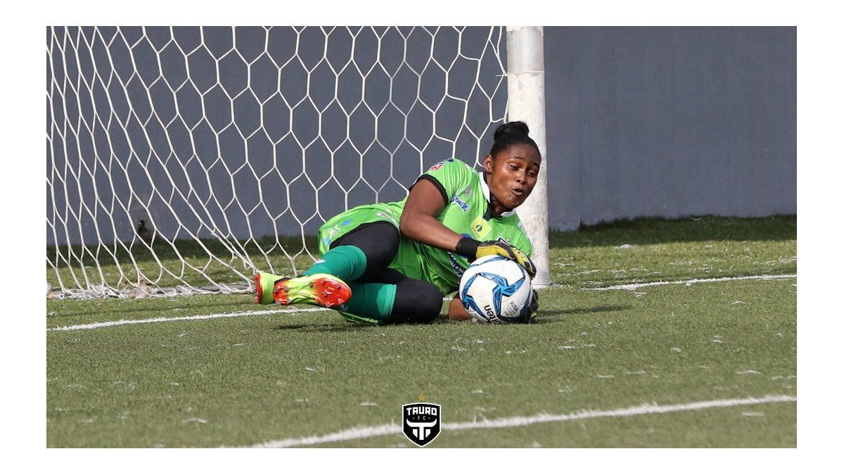 Las campeonas de Universitario cayeron ante Nacional; Yenith Bailey atajó un penal con Tauro