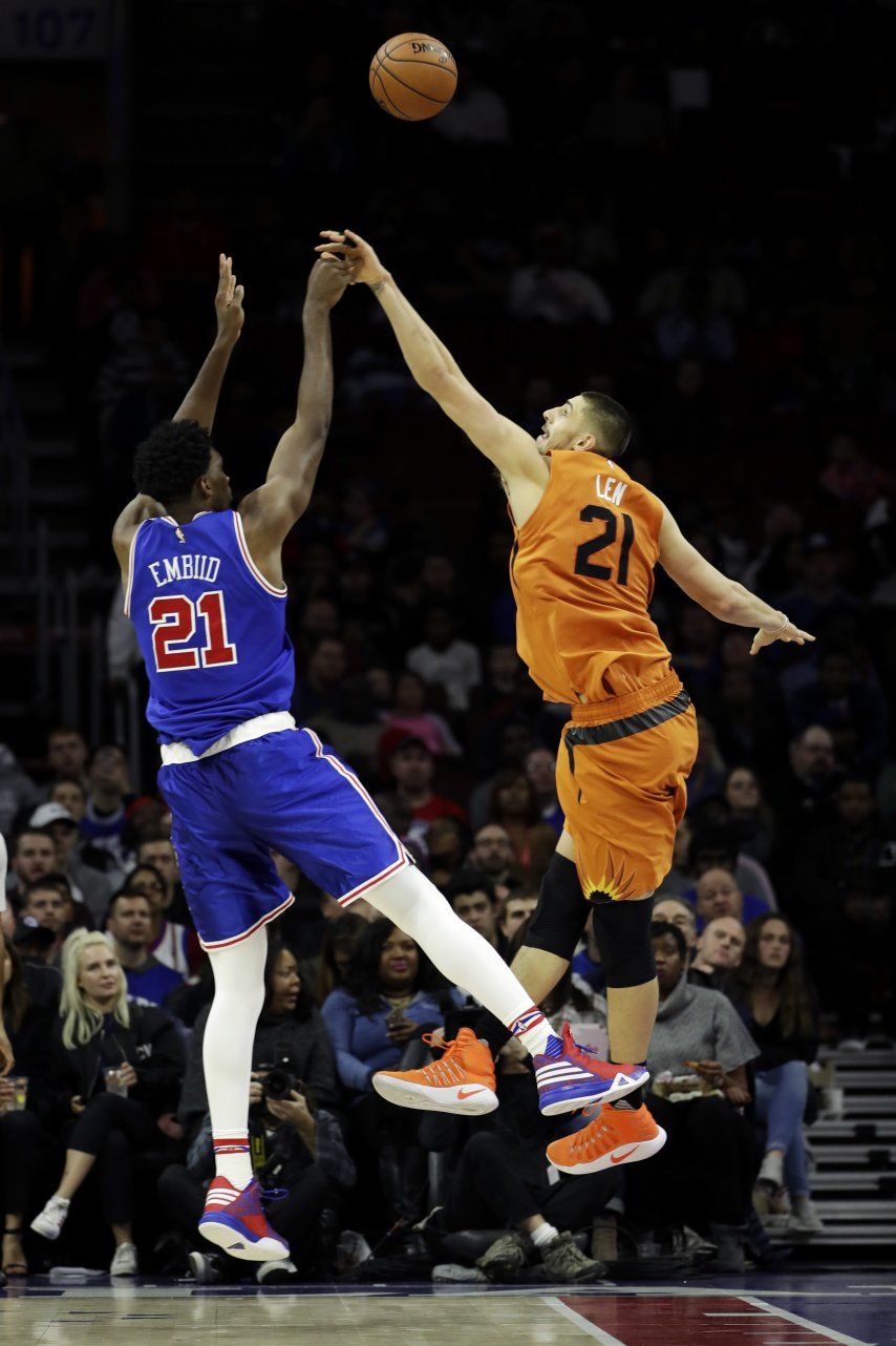 Embiid logra 26 puntos y 76ers aplastan a Suns