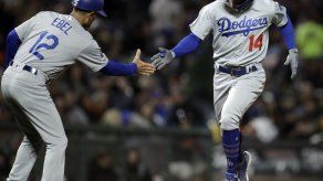 Freese y Turner jonronean y Dodgers vencen a Gigantes 10-3