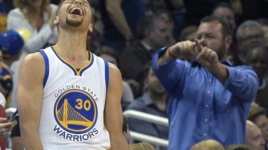 Curry prodiga 51 puntos y rompe récord con Warriors