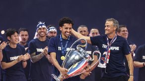 Gran multitud recibe en París al PSG, campeón de la Champions League