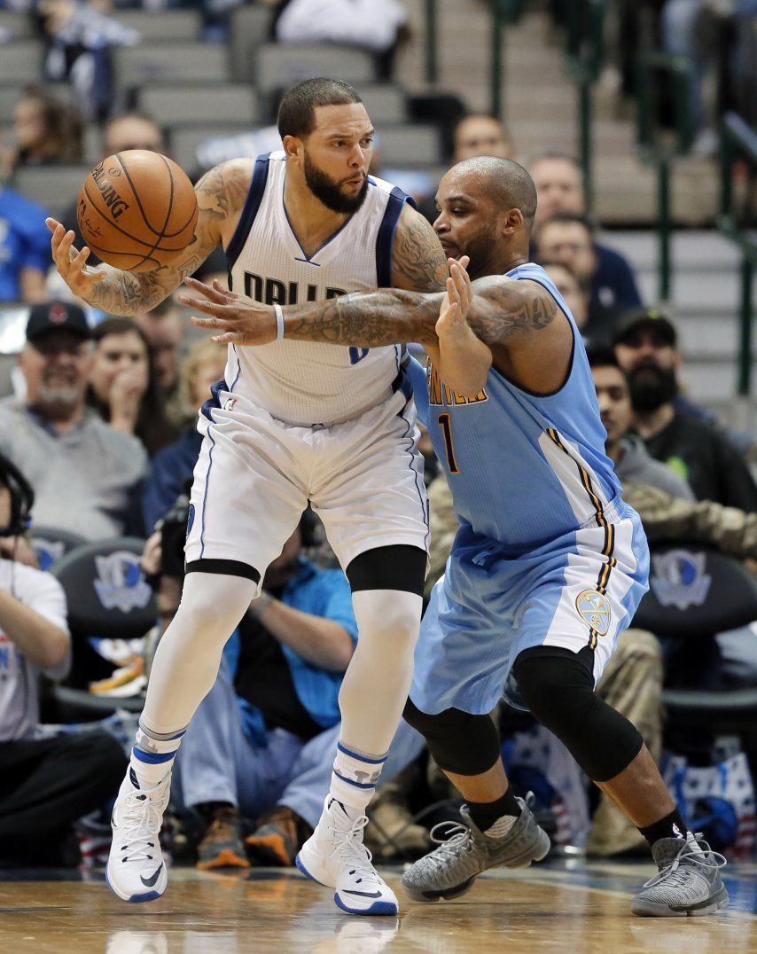 Los colistas Mavericks vapulean a Denver