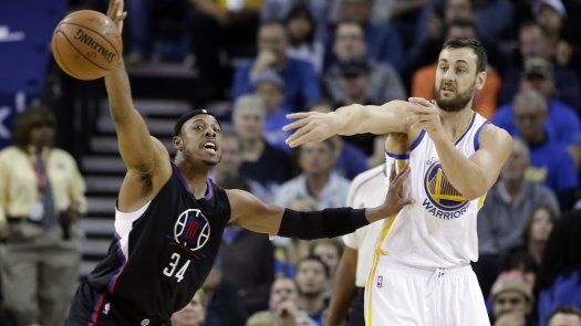 Curry abre camino en la 51ra victoria de Warriors en casa