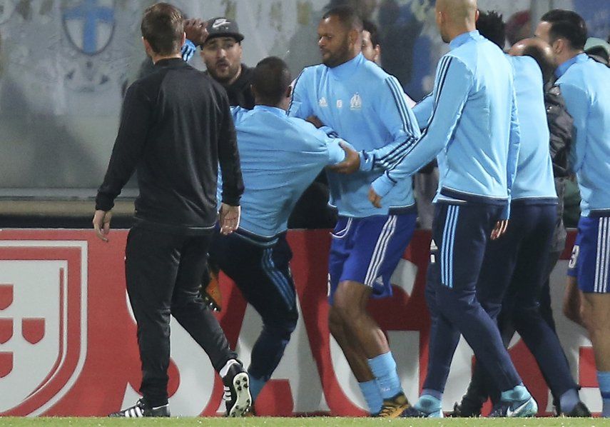 UEFA sancionará a Evra por patear fanático