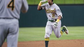 Khris Davis accede a extensión de dos años con Atléticos