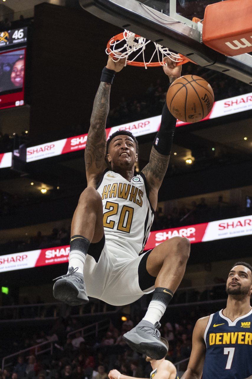 Collins y los Hawks derrotan 106-98 a los Nuggets