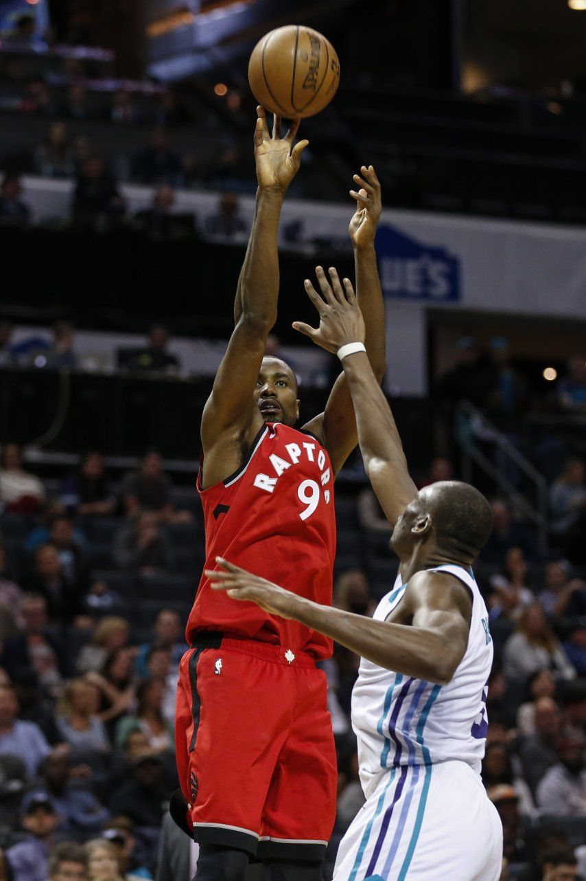 Raptors superan a Hornets en tiempo extra