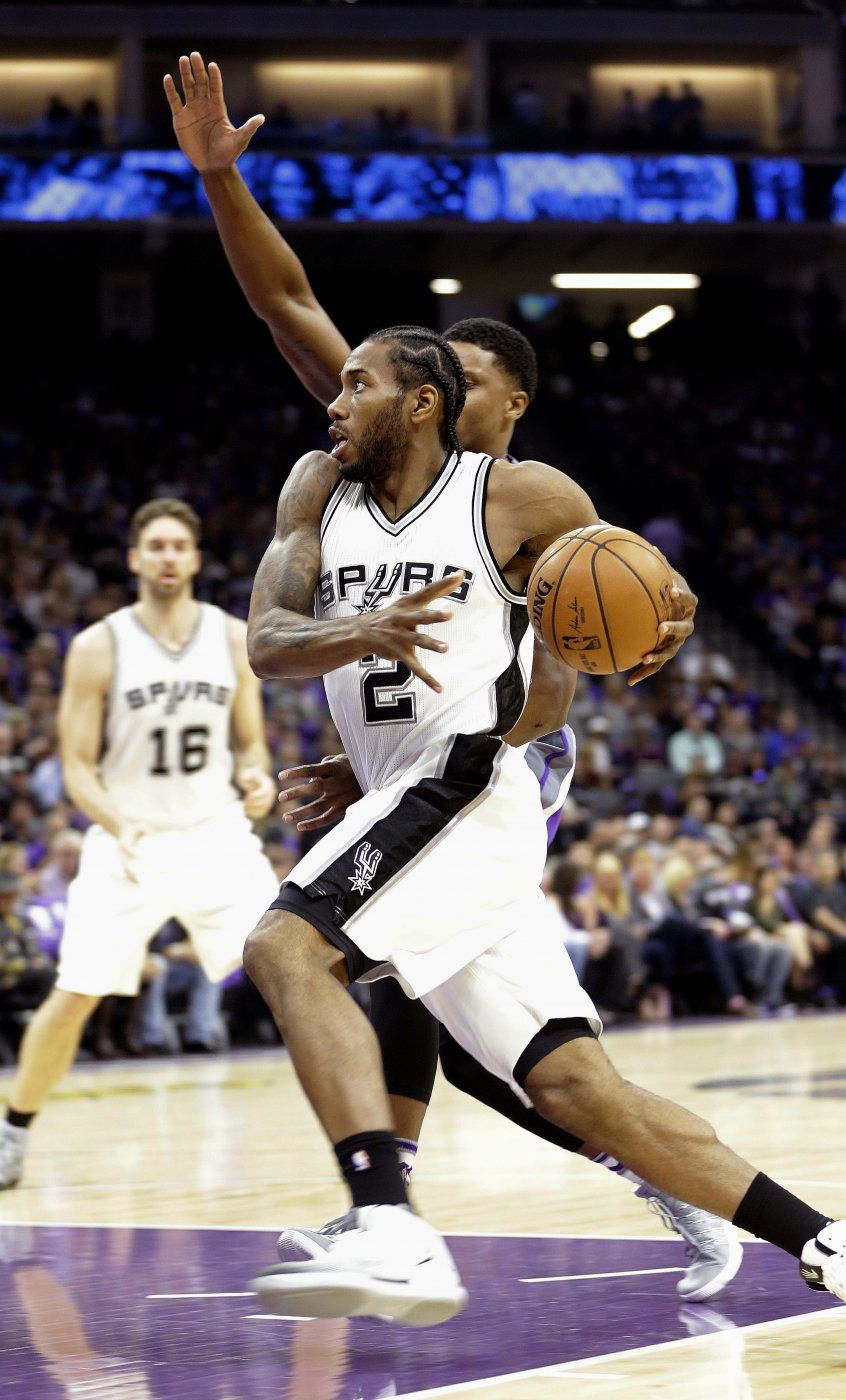 Spurs ganan 102-94, arruinan estreno del estadio de Kings