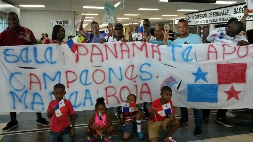 Llegada de los jugadores de Panamá tras Copa Oro