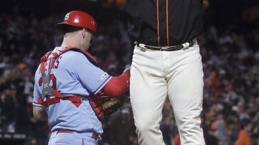 Bumgarner sale lesionado en triunfo de Gigantes a Cardenales