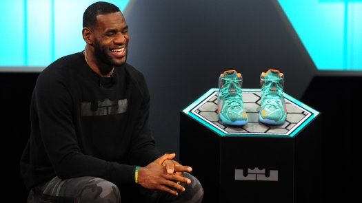 LeBron presenta nuevos zapatos