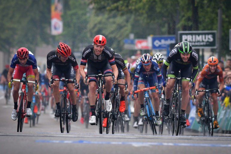 El ciclista belga Stig Broeckx fue operado, pero se mantiene en coma