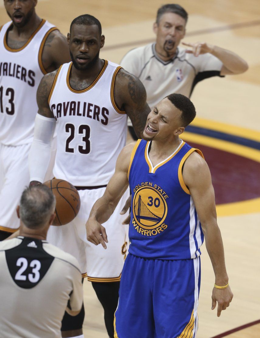 Warriors y Cavaliers con el título en la línea en el juego 7