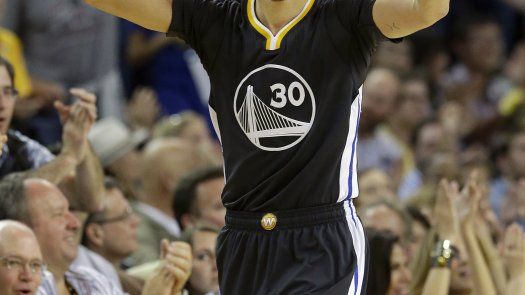 Curry se exhibe en cumpleaños, lidera a Warriors ante Knicks