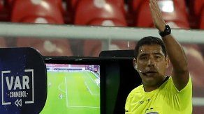 El VAR no se va ir del fútbol. Vamos a tener que adaptarnos, advierte la Conmebol