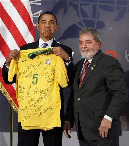 Obama recibe camiseta de selección brasileña de fútbol