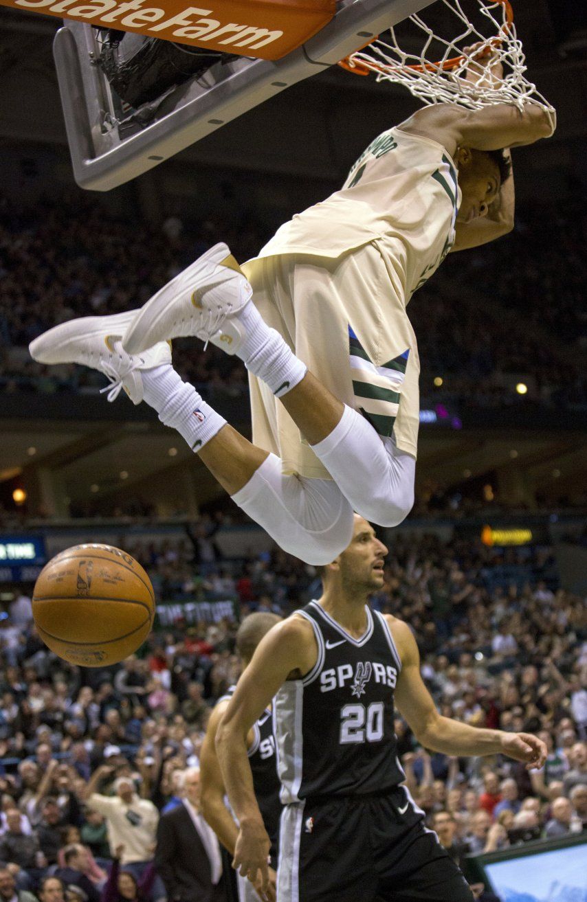 Antetokounmpo vuelve; Bucks superan a Spurs