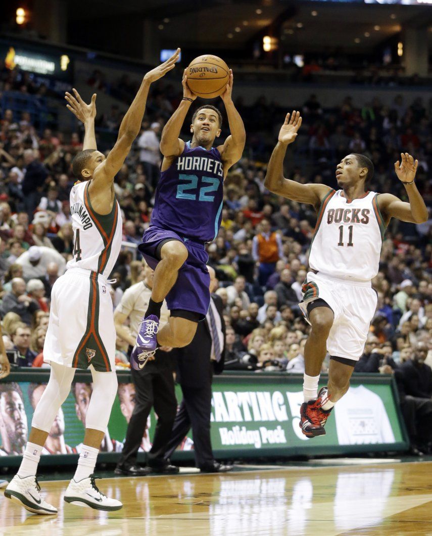 Walker y Henderson protagonizan triunfo de Hornets