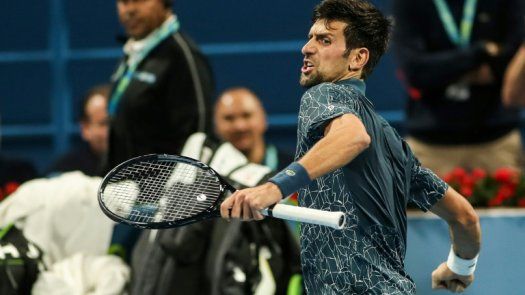 Djokovic vuelve a sufrir pero jugará semifinal de Doha ante Bautista