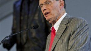 Presentan estatua de Selig frente al Miller Park